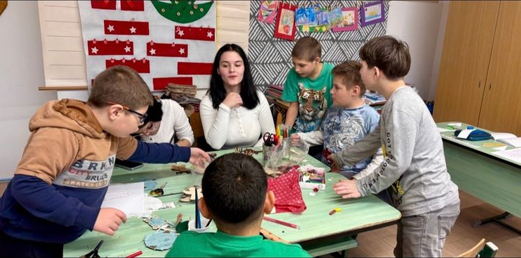 Az adventi időszak meghitt hangulatában a 12.A egészségügyi ágazatos diákjai ellátogattak a Lesznai Anna EGYMI-be, ahol közösen karácsonyi díszeket készítettek a gyerekekkel.