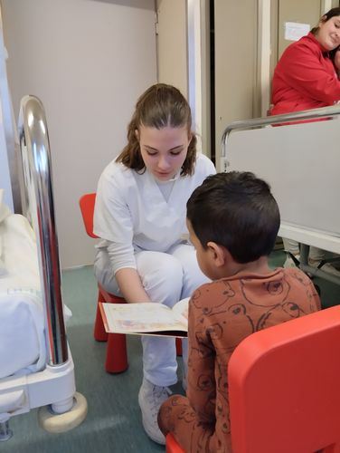 Meseolvasás a kórházban